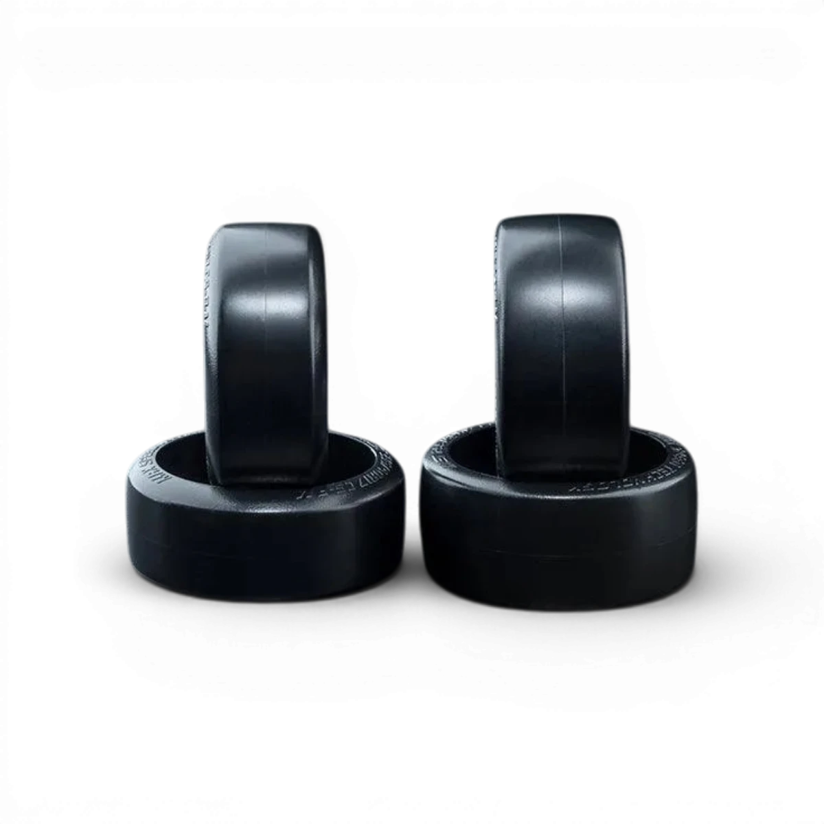 Quatre pneus M châssis à faible adhérence blancs pour voitures radiocommandées Max Speed Technology, vue de face.
