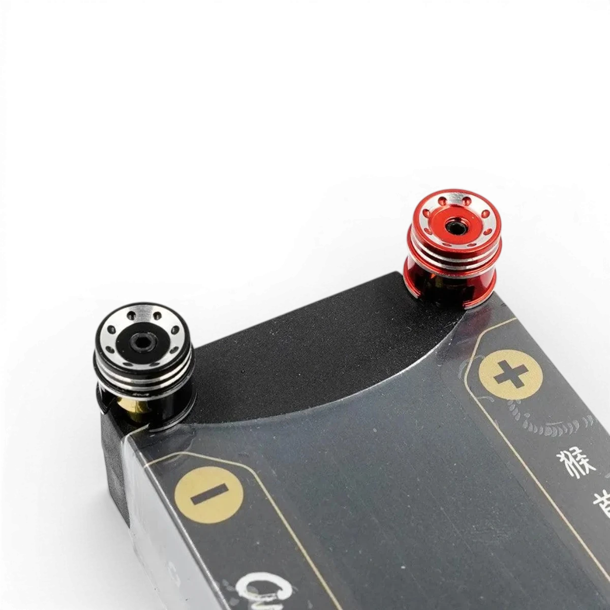 Prises batterie 5mm avec dissipateurs violets pour électronique, de la marque Yeah Racing, visibles sur l'image.