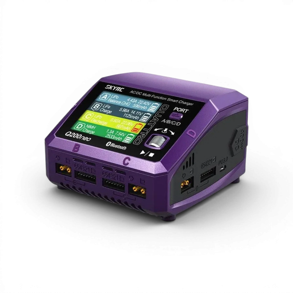 Chargeur Q200 neo Quattro SkyRc, électronique AC/DC, puissance maximale 200W, connecté à des câbles et ports d'alimentation.