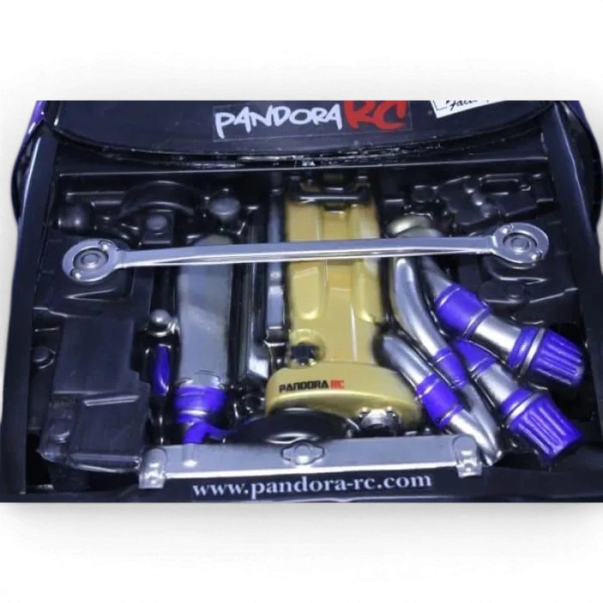 Ensemble de baies de moteur universelles Pandora RC SR-RB-FA pour carrosserie de voiture RC, noir et rouge, avec détails techniques visibles.