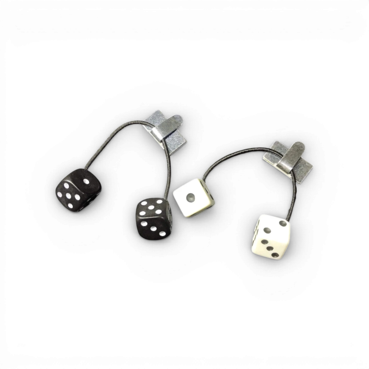 Ensemble de dés noirs personnalisés ETO Works, pour jeux de rôle et de société, avec plusieurs formes et tailles visibles.