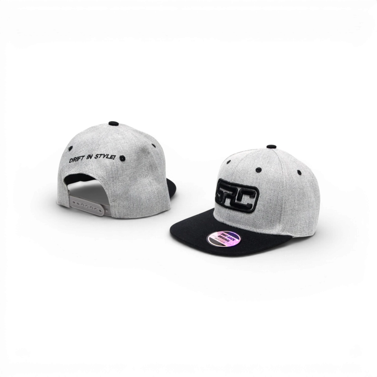 Casquette snapback Src Sideways RC avec logo brodé, vue de côté, style décontracté, tissu noir et graphique moderne.