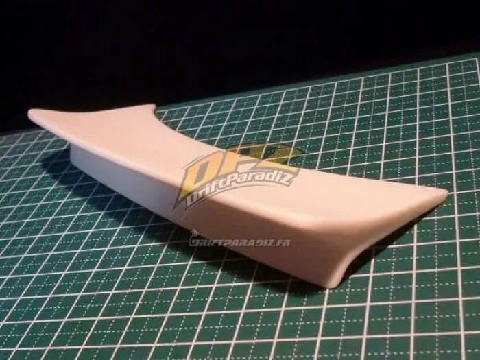 Spoiler de rue D-magic JP pour Nissan 180SX, accessoire de personnalisation auto, en place sur la voiture.