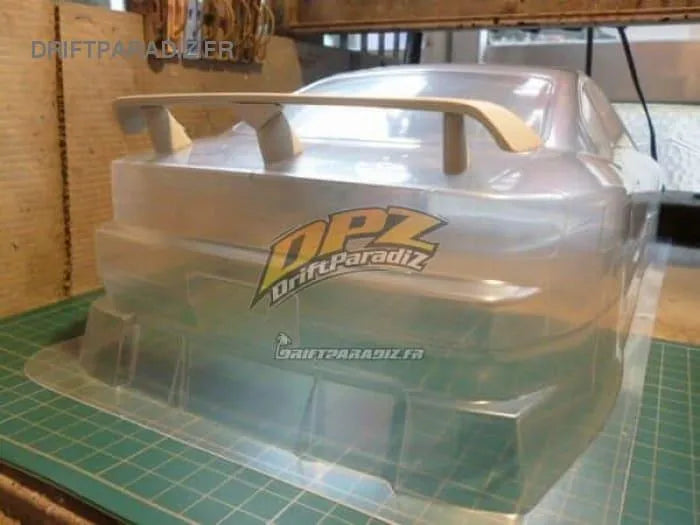 Spoiler de rue D-magic jp pour S15 Silvia, pièce de customisation en fibre de carbone, visible avec détails de finition.