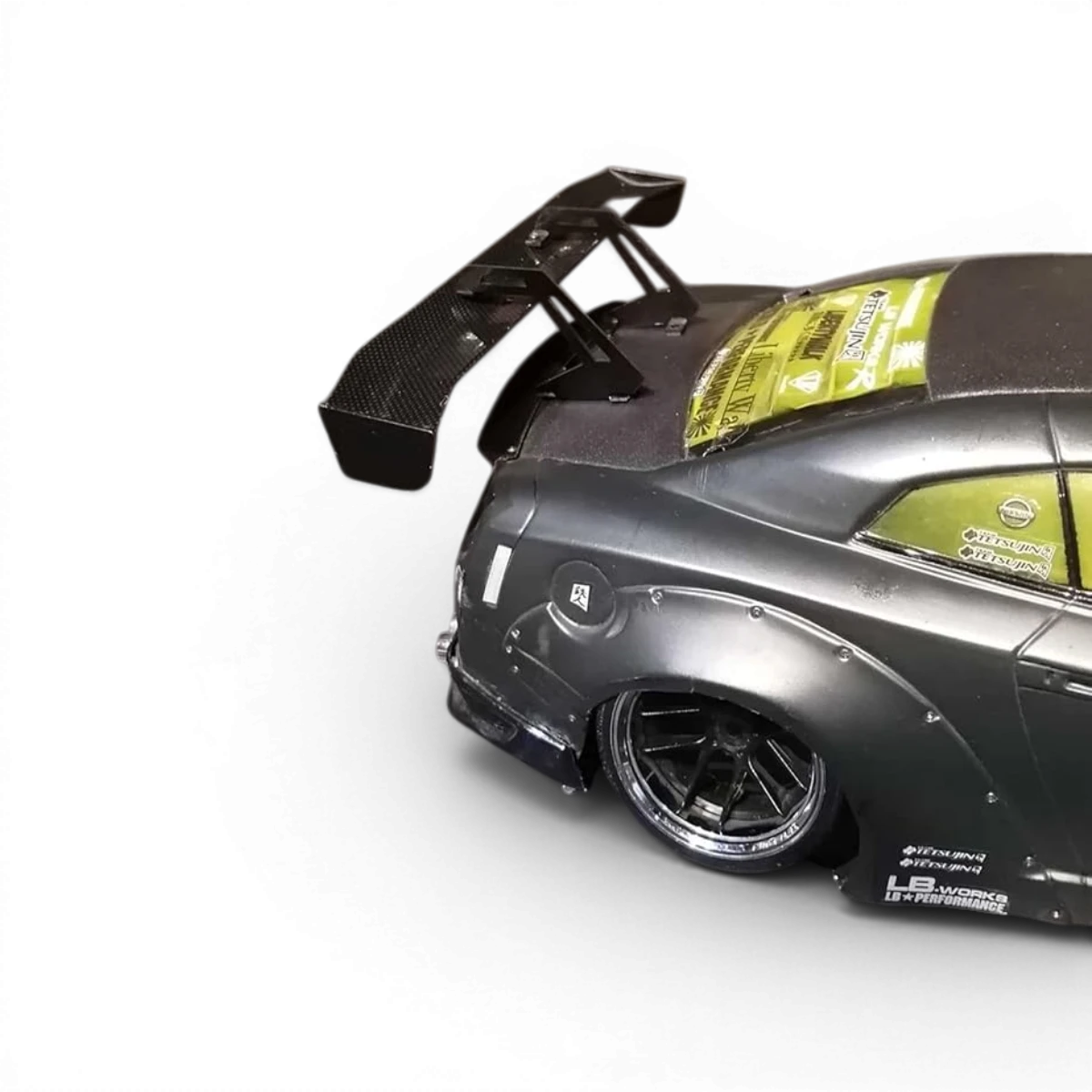 Support d’aileron en aluminium pour fixation de spoiler, fabriqué par Metal Garage, avec une conception robuste et légère.
