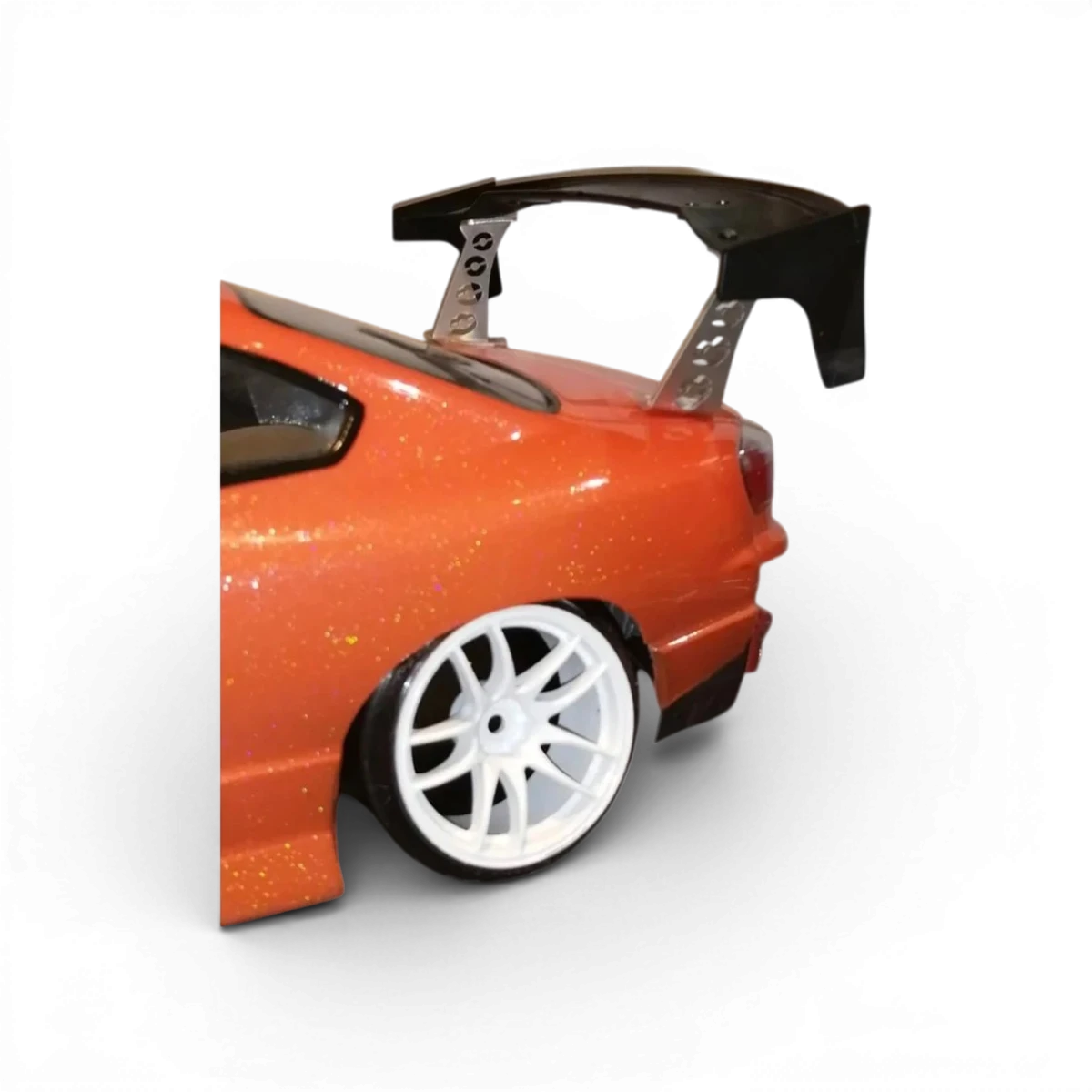 Support d’aileron en aluminium pour voiture, conçu par Metal Garage, pour la fixation et la stabilité de l'aileron.