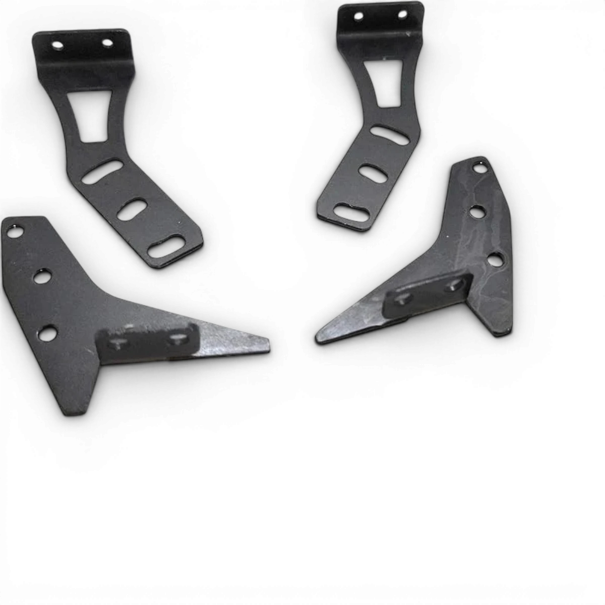 Support d’aileron en aluminium pour profil bas ou toit, conçu par Metal Garage, pour renforcer la fixation de l’aileron.