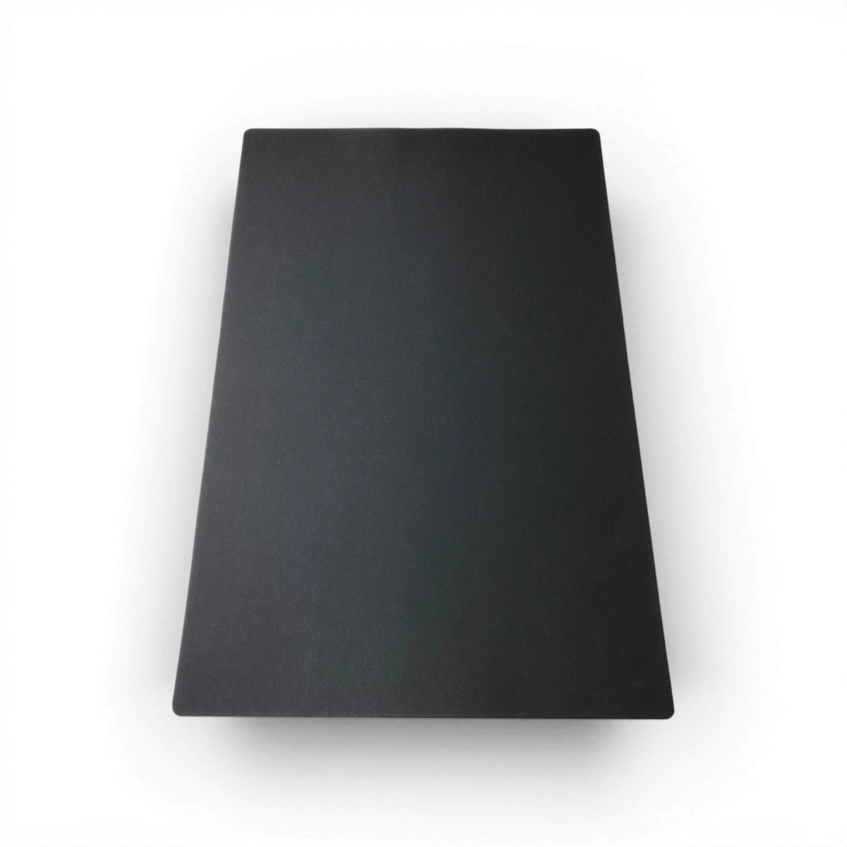 Tapis de stand noir de la marque Topline, accessoire robuste pour stabiliser et protéger votre stand.