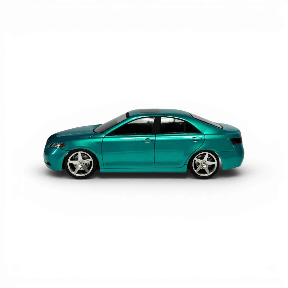 Carrosserie pour Toyota Camry XV40, modèle RC, fabriquée par Aplastics RC, visible en couleur noire avec détails de carrosserie.