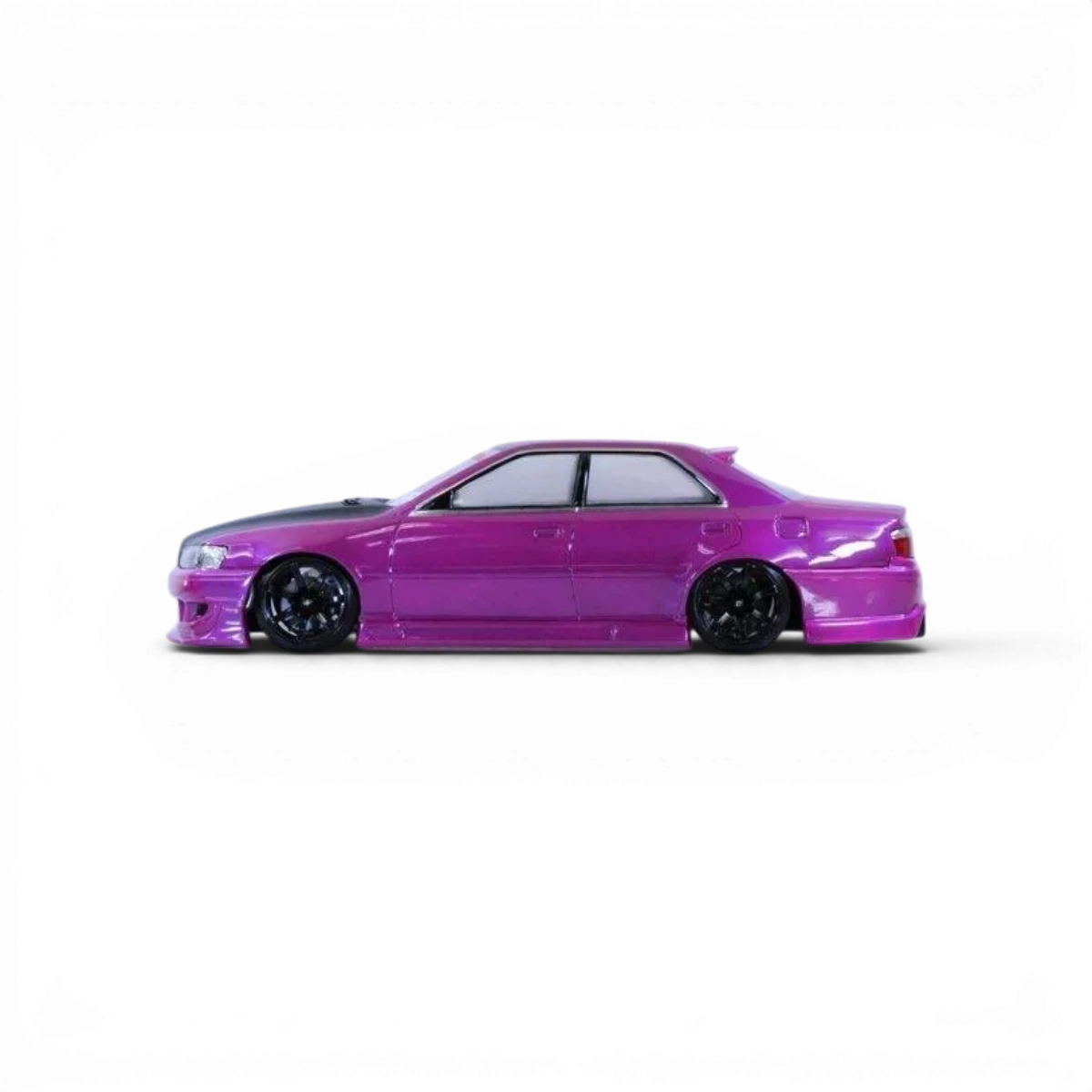 Voiture radiocommandée Toyota Chaser JZX100 Pandora RC avec carrosserie ORIGIN Labo, vue de face sur fond blanc.