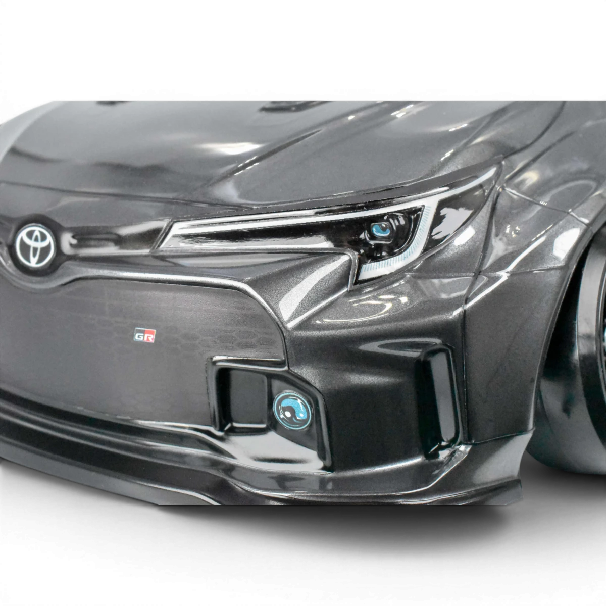 Carrosserie Toyota GR Corolla Cusco de Team Reve D, vue détaillée du véhicule avec accessoires de haute performance.