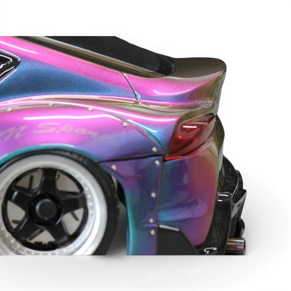 Carrosserie Toyota GR Supra A90 BLS de Pandora RC, modèle BN-Sports, avec détails de la peinture et des accessoires.