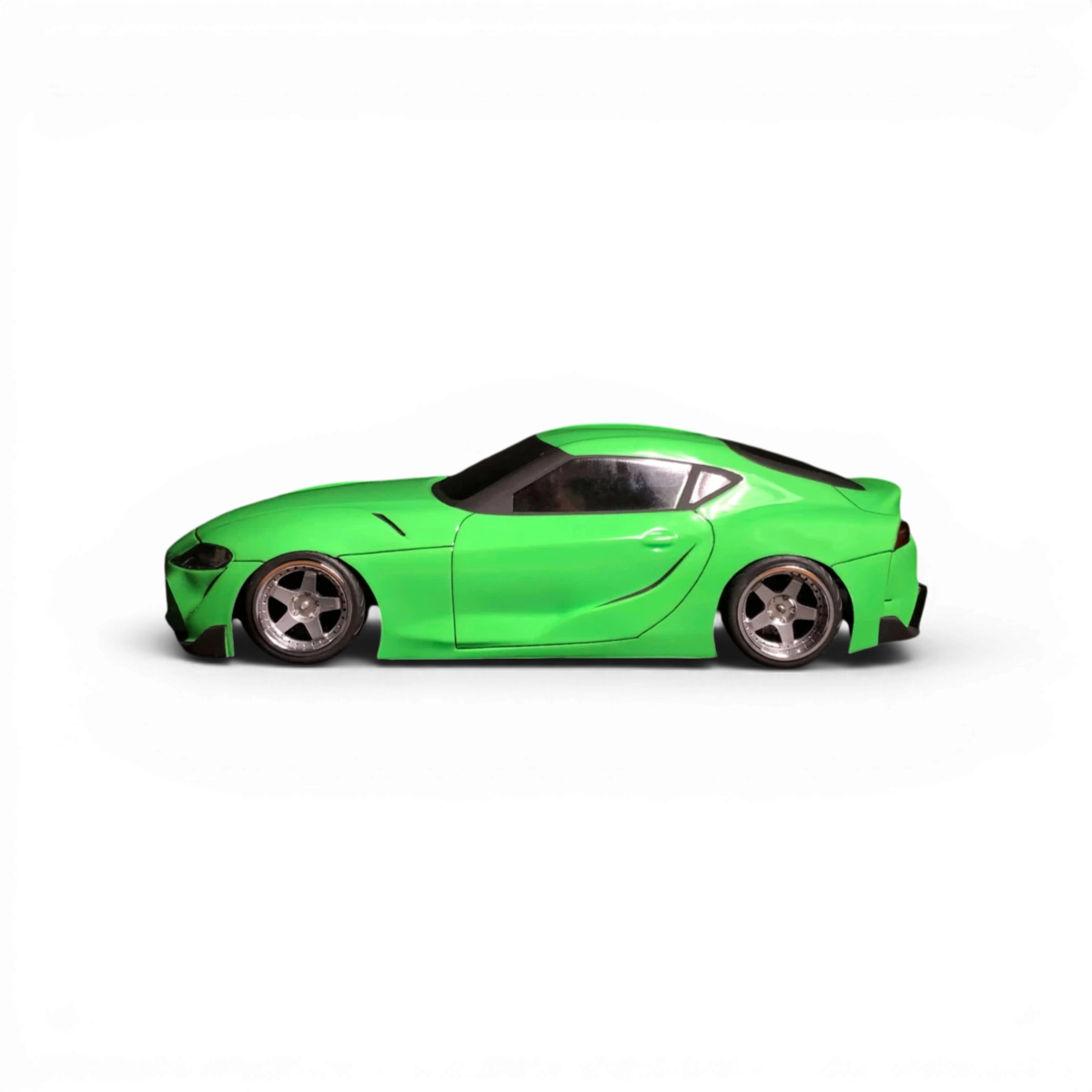 Carrosserie Toyota Supra A90 en plastique pour modèle RC, fabriquée par Aplastics RC, vue de face avec détails de la carrosserie.