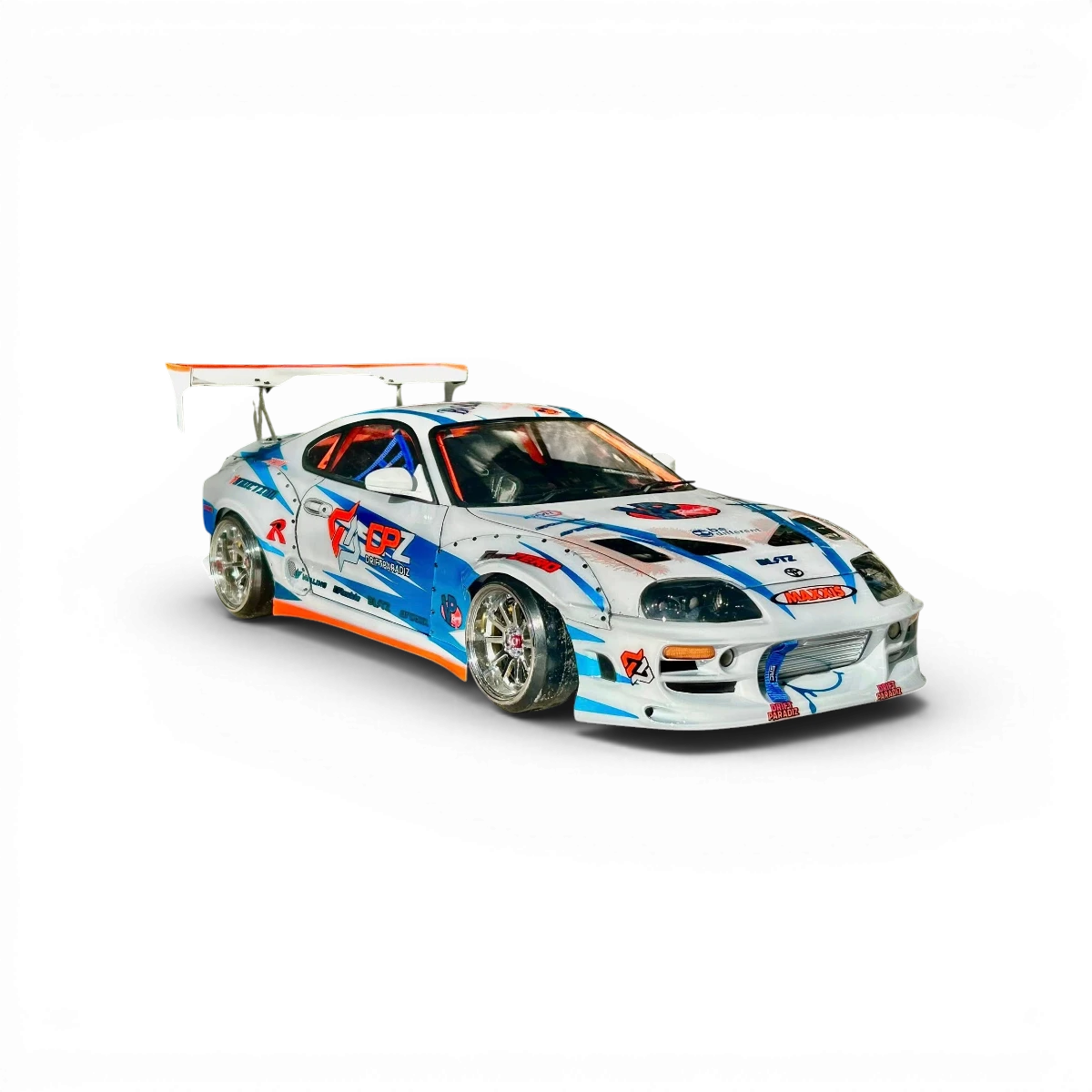 Carrosserie Toyota Supra MK4 JZA80 BOMEX de Addiction RC Design avec kit large, vue de face sur le modèle réduit.