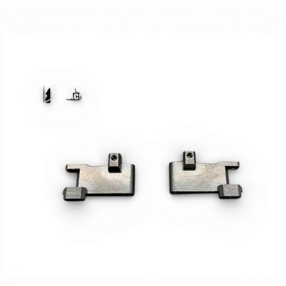 Triangles arrière en laiton pour BM Racing BMR-X, pièce de suspension robuste visible sur l'image.