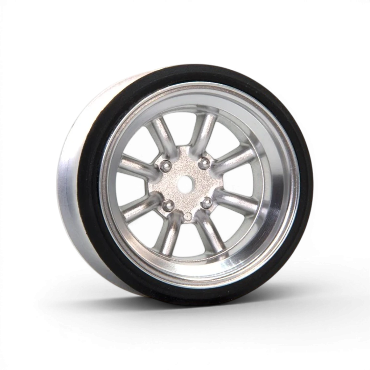 Jantes V16D RS Watanabe en aluminium gris avec décalage de 12 mm, montées sur un véhicule, par Scale Dynamics.