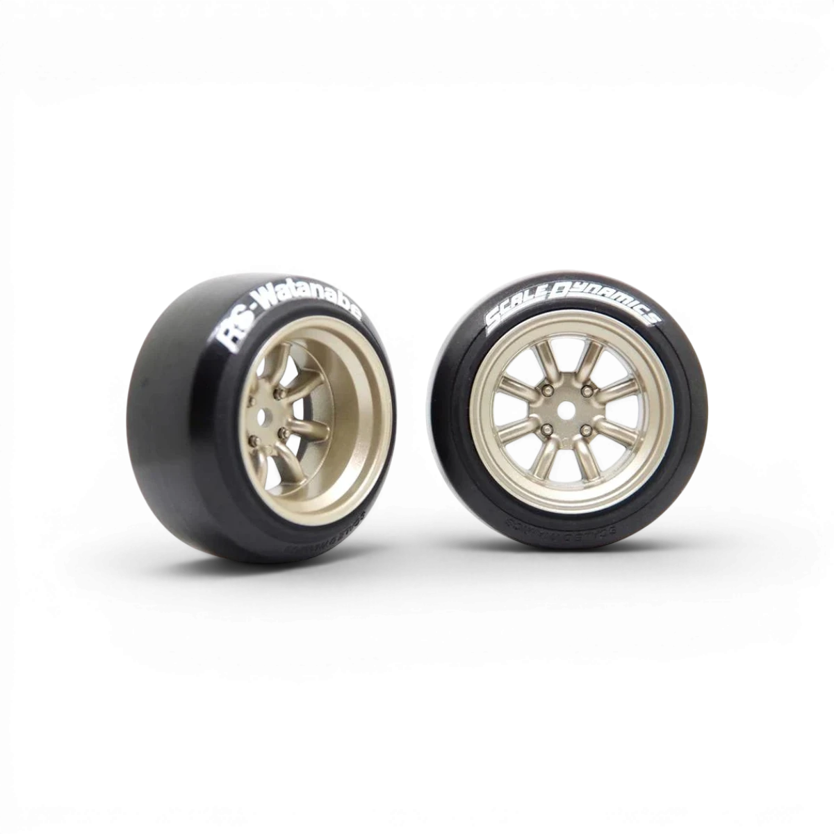 Jantes V16D RS Watanabe en or avec décalage de +9 mm, diamètre 5,5 mm, fabriquées par Scale Dynamics, vue de face.