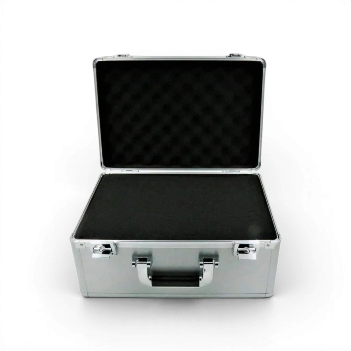 Valise en aluminium argenté Futaba, accessoire robuste avec poignée, idéale pour le transport sécurisé de vos équipements.