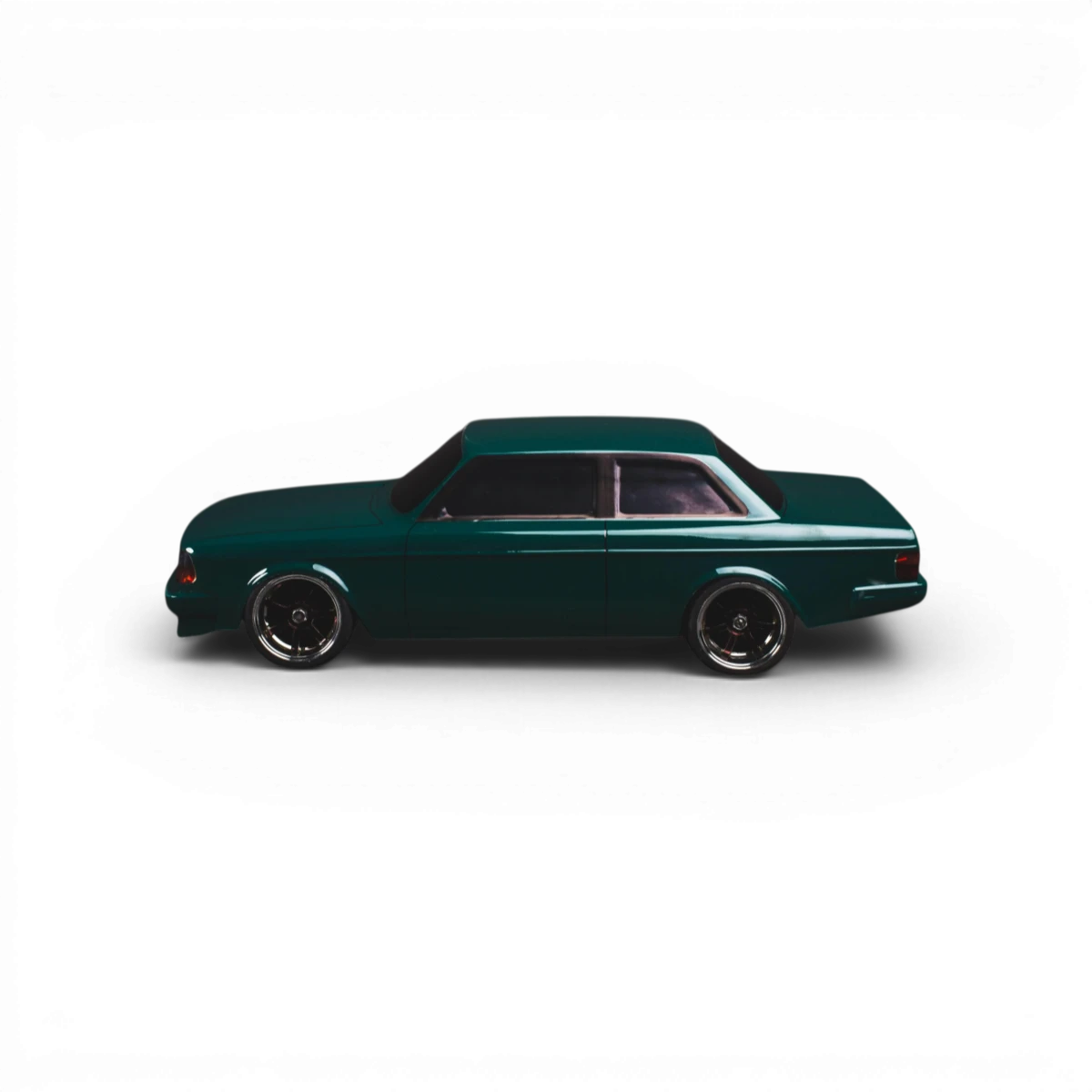 Carrosserie Volvo 242 GT pour voiture RC de la marque Aplastics RC, en vue montrant la finition et la couleur.
