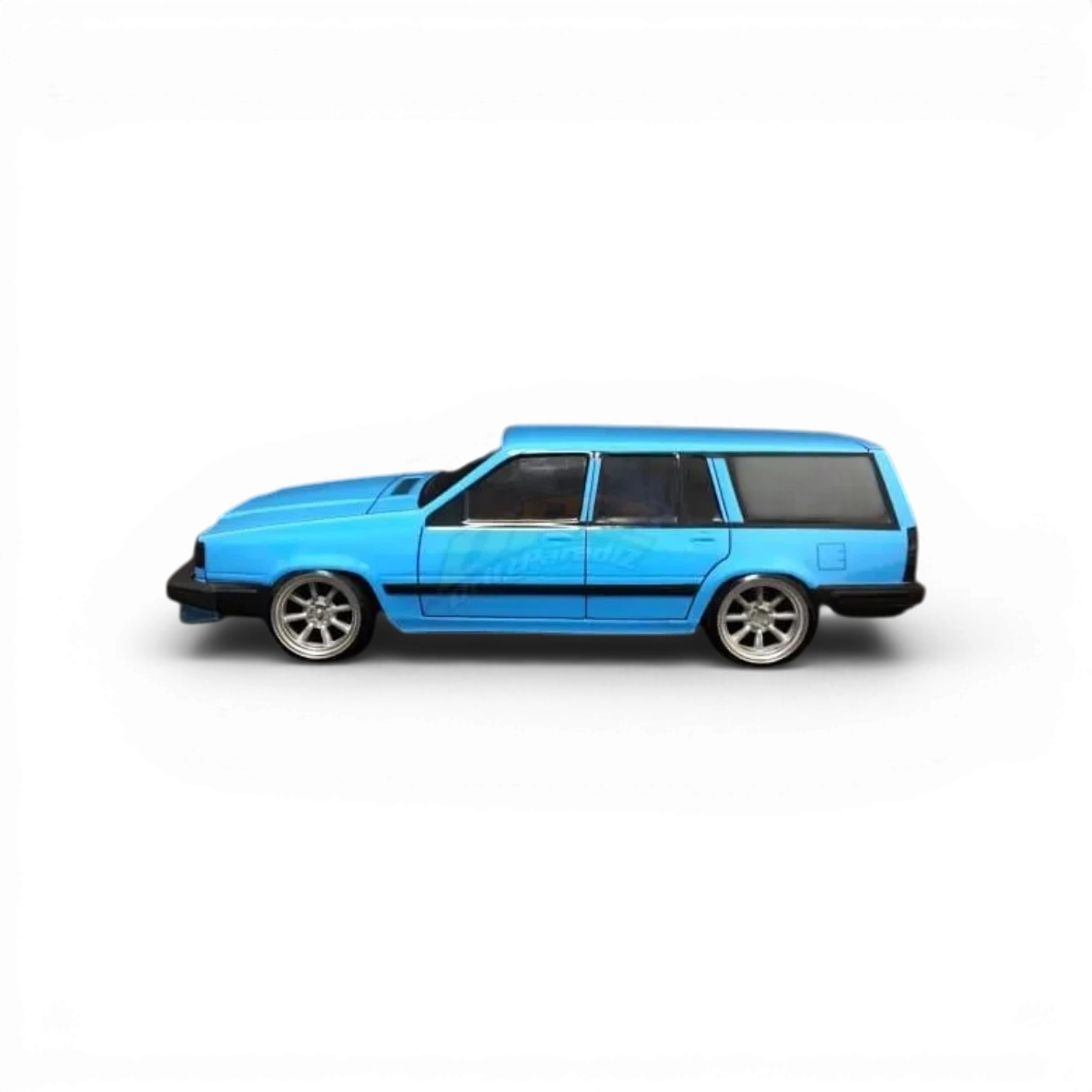Carrosserie Volvo 745 en plastique pour RC de la marque Aplastics RC, couleur blanche avec détails réalistes.