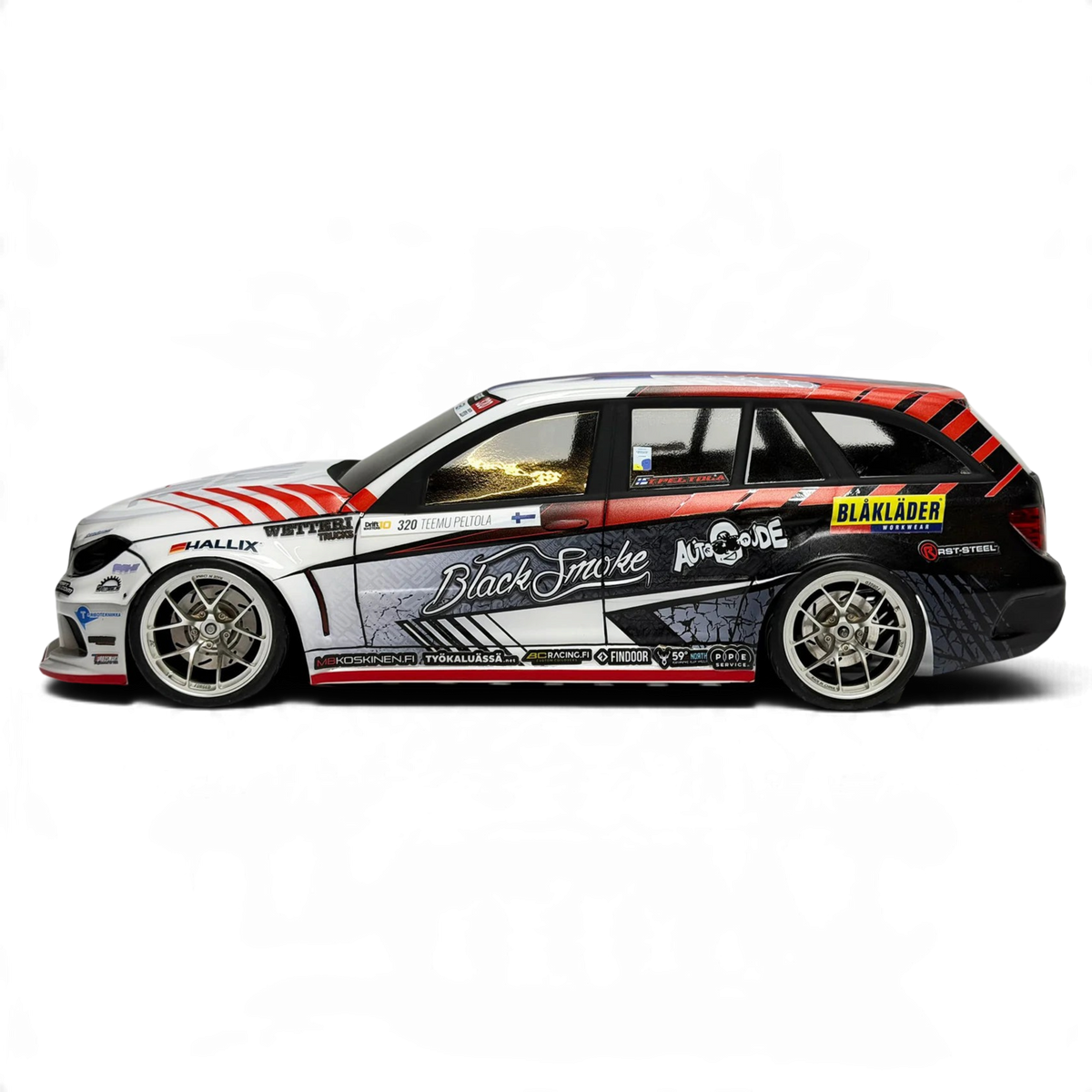 Carrosserie Mercedes C-Class W203.5 Black Smoke Racing pour voiture RC, vue latérale, fabriquée par Aplastics RC.